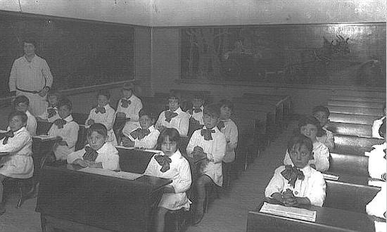 Escuela primaria urbana en el Uruguay de 1939.  Fuente: Archivo Nacional de la Imagen - SODRE 