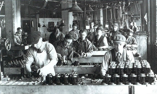Inspección de los cilindros en el proceso de fabricación de los motores Harley-Davidson Motor Co., años 20